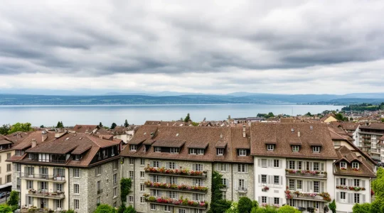 Vue panoramique quartier résidentiel Lausanne avec lac Léman en arrière-plan